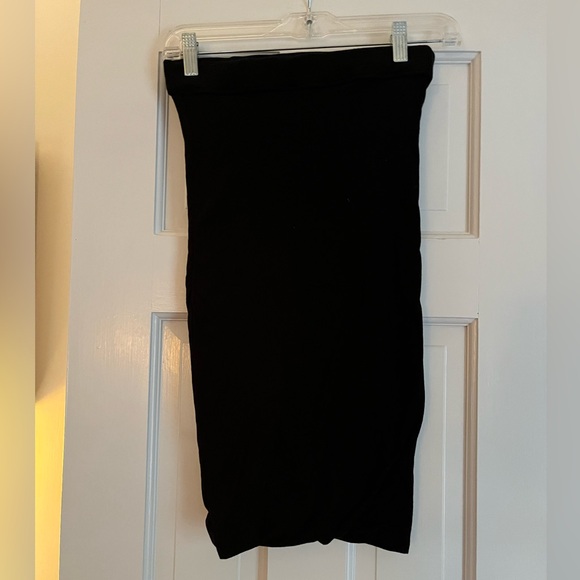 James Perse standard fitting skirt, black in color-very...